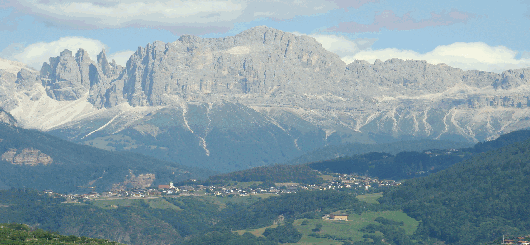 Bozen (Hauptstadt in Südtirol, Italien) mit Blick zum Rosengarten